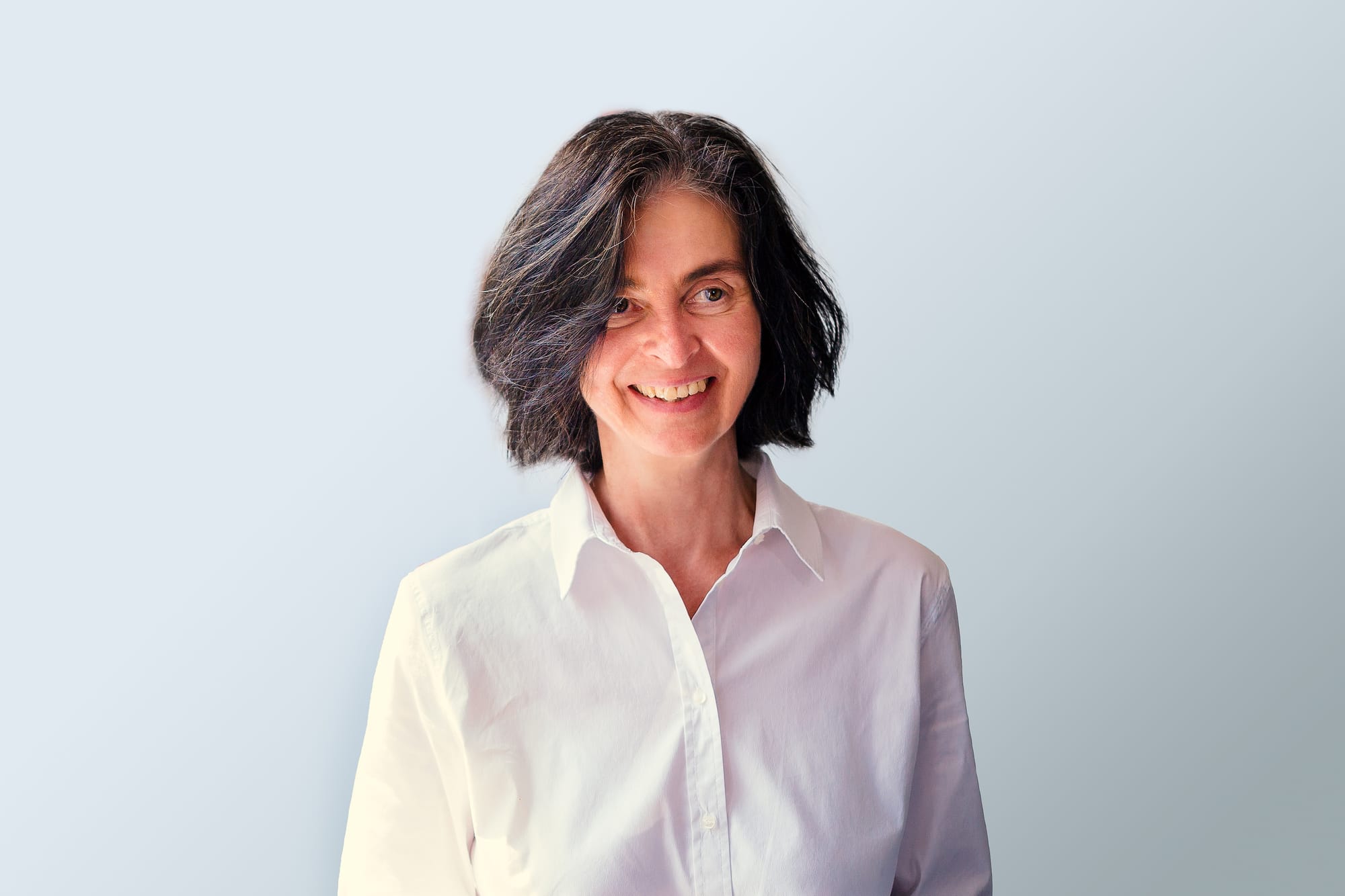 Kerstin Hochmüller steht vor einer weißen Wand.