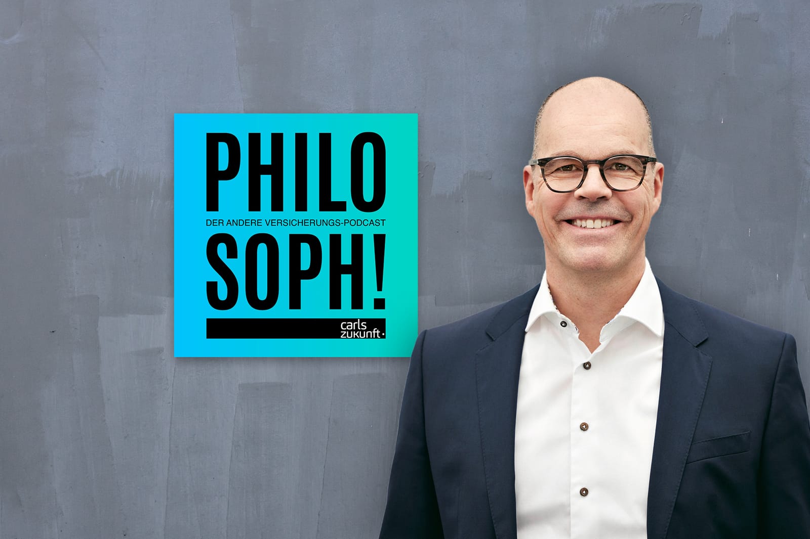 Podcastcover „Philosoph! Der andere Versicherungspodcast“ mit Arndt Bickhoff vor grauer Wand.