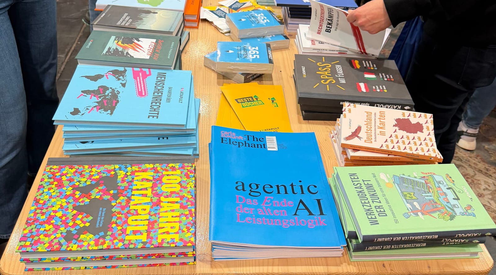 Ein Büchertisch. In der Mitte liegt das Journal "The Elephant".