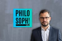 Podcast-Cover „PHILOSOPH!“ mit Markus Niederreiner vor grauer Wand, „Der andere Versicherungs-Podcast“-Slogan.