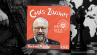 Podcast „Carls Zukunft der Woche“ mit Herfried Münkler, flankiert von Schachfigur und Soldat mit Gewehr.