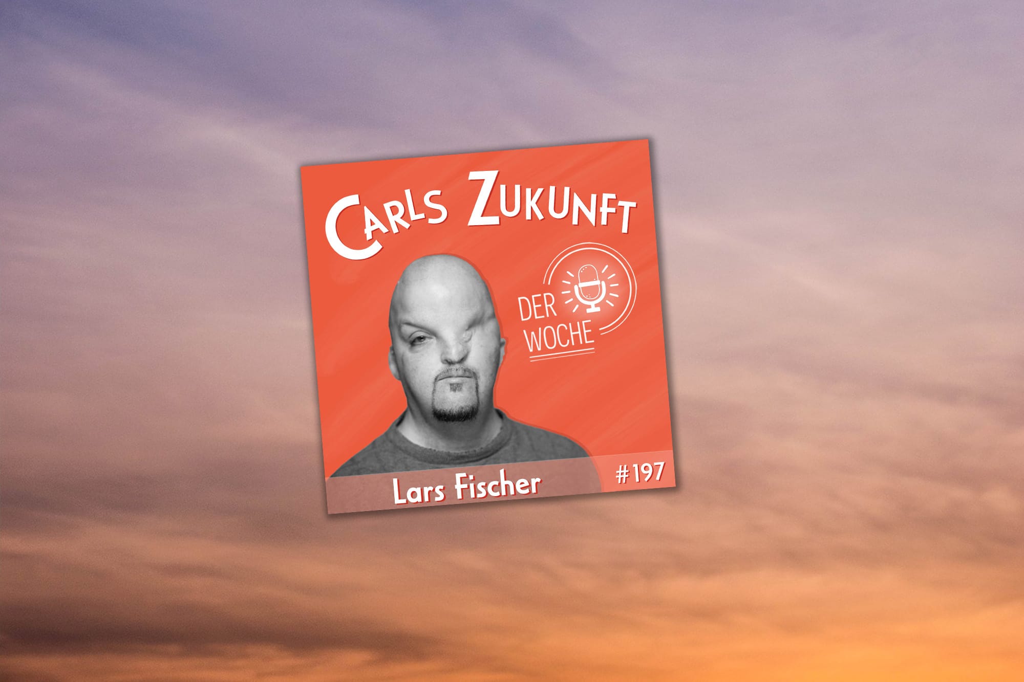 Lars Fischer, abgebildet im orangen Podcast-Cover, im Hintergrund: Lila Himmel und Wolken 