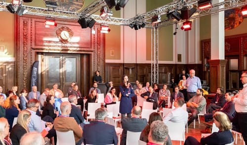 Szene vom Festival 2026: Melanie Kramp, Vorständin Generali, im Dialog