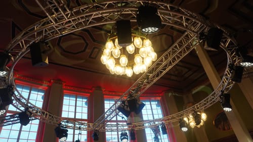 Die Aufbauarbeiten für das Festival im Historischen Speisesaal laufen