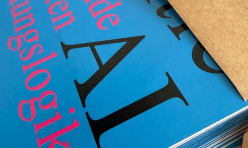 Ein Stapel "The Elephant" Journale mit Banderole