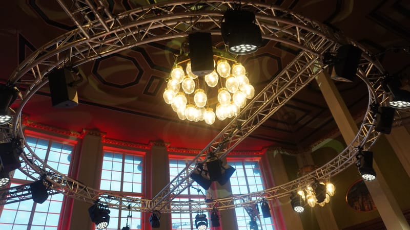 Der Kronleuchter im Historischen Speisesaal des Leipziger Hauptbahnhofs