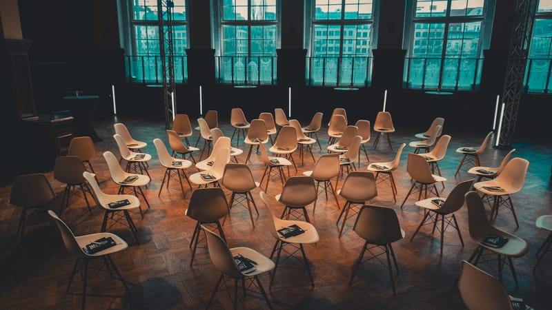 Die Plätze sind bereit im Historischen Speisesaal