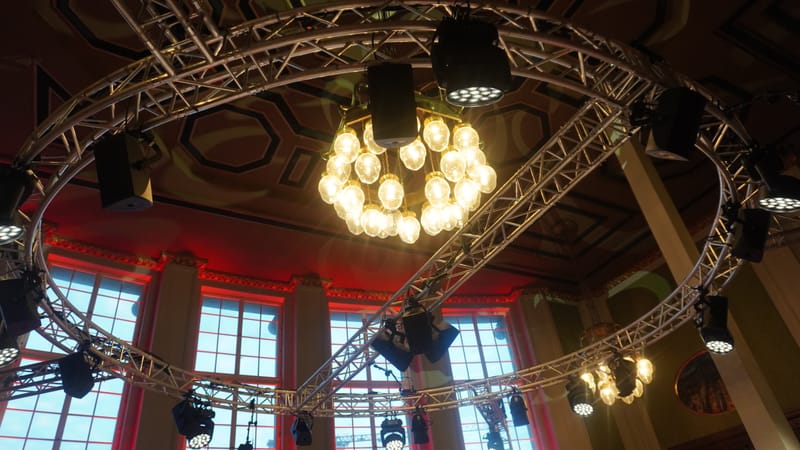 Die Aufbauarbeiten für das Festival im Historischen Speisesaal laufen