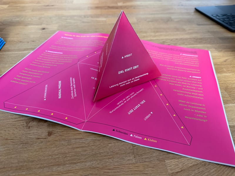 Die Mittelseite des aktuellen "The Elephant" Journals zu Agentic AI. Zum Ausschneiden und Basteln